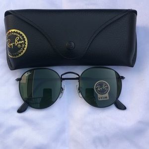 Dark lenses round unisex sunglasses